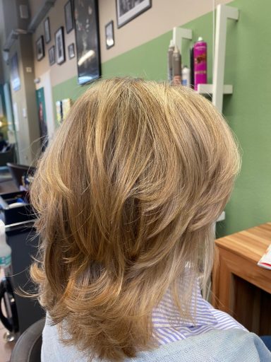 Frisur mit sanften Wellen und schulterlangem, blondem Haar.